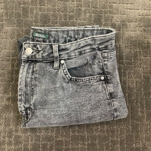 WILD FABLE || grey distressed jeans.